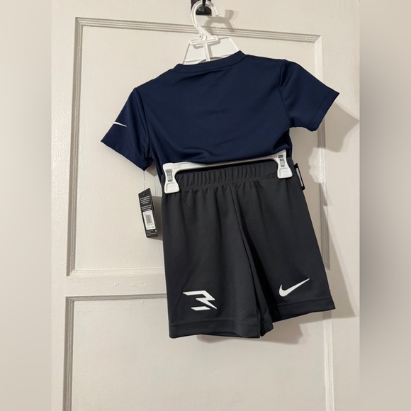 Nike boys outfit set Sz 4 NWT - Picture 2 of 3